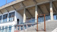 Legendární stadion je pustý téměř šestnáct let. Díky Petru Švancarovi a skalním fanouškům však čas od času ožije.