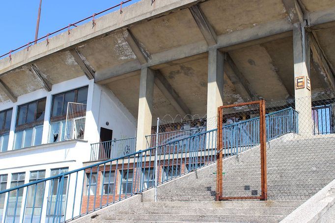 Legendární fotbalový stadion Za Lužánkami v Brně.