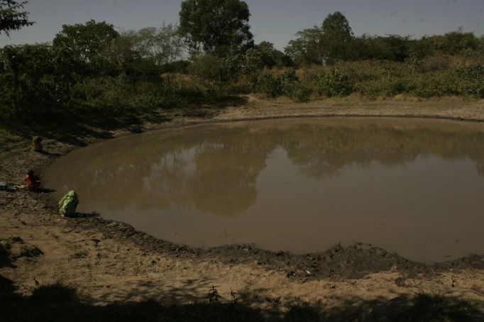 Asore může přesto mluvit o štěstí. Má řeku a tato část Etiopie je velmi suchá. Spodní voda se nachází v hloubce 200 metrů, a tak tu neexistují studně. Většina ostatních komunit si vodu bere z vyhloubených rybníčků, které se zaplní během letního období dešťů a pak vydrží cca tři nebo čtyři měsíce.