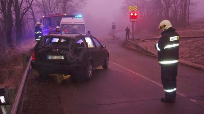 Osobní vlak se srazil s vozidlem Škoda Octavia Combi na železničním přejezdu u Ivančic na Brněnsku.