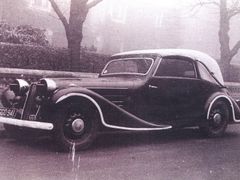 Za války jezdily automobily v Londýně s upravenými světlomety.
