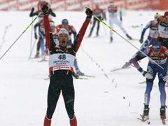 Francouzský lyžař Vincent Vittoz (uprostřed) se raduje z vítězství ve druhém závodě Tour de Ski Oberstdorfu. Vpravo třetí Němec Tobias Angerer.