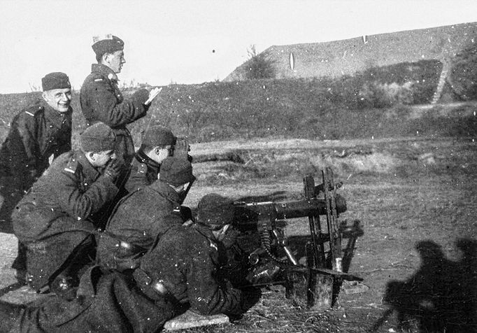 Fotografie z historie Kobyliské střelnice v Praze 8, který byla dějištěm řady poprav během Heydrichiády. Dnes je zde zřízen Památník protifašistického odboje.