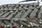 Foto: Po zemětřesení na Tchaj-wanu záchranáři dva dny vyprošťují obyvatele sedmnáctipatrové budovy