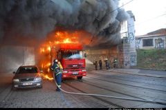 V centru Prahy hořel kamion, provoz tramvají je omezen