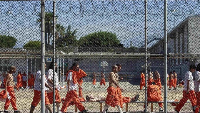 Drsný život za mřížemi přeplněné kalifornské věznice Chino