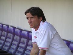 Vladimír Šmicer se do tréninkového rozcvičování nezapojil. Na své spoluhráče se díval pouze z lavičky.