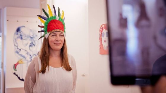 Veronika Holcová na vernisáži své výstavy Divočina ve Ville Pellé.