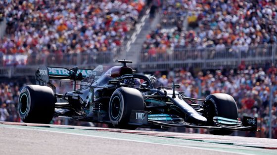 Lewis Hamilton v Mercedesu na trati VC USA formule 1 2021