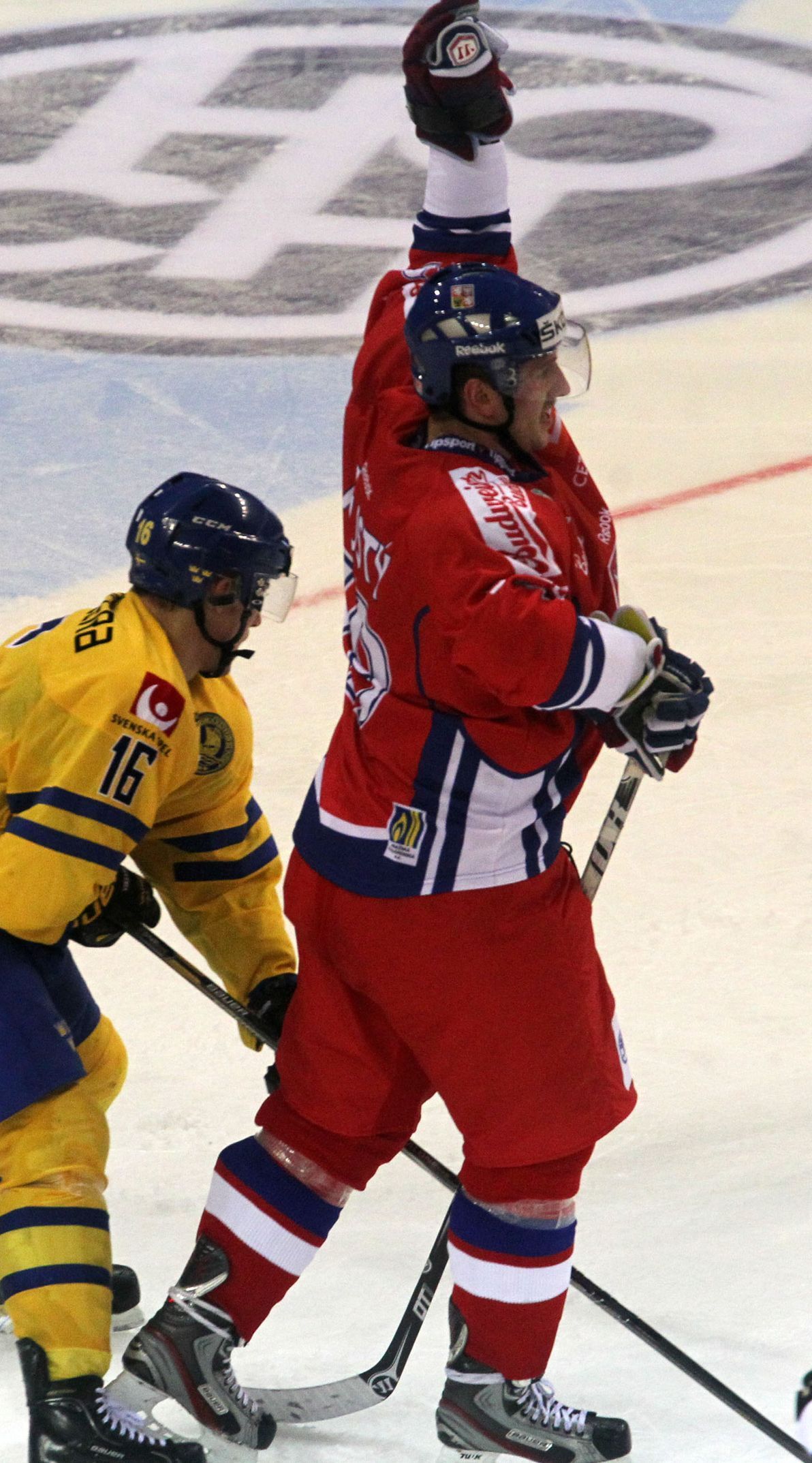 Čeští hokejisté v utkání se Švédskem na Karjala Cupu 2012.
