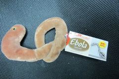 Ebola dětem: Smrtelný virus v plyšové verzi jde na dračku