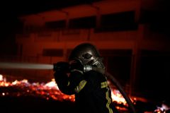 Zareagovali jste na požáry pozdě, kritizují hasiči řecké úřady. EU zemi poslala speciální letouny