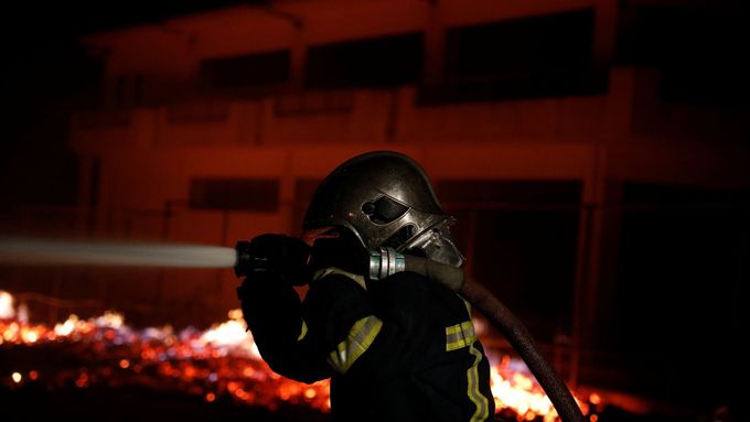 Řečtí hasiči předhazují úřadům, že měly na požár reagovat rychleji.