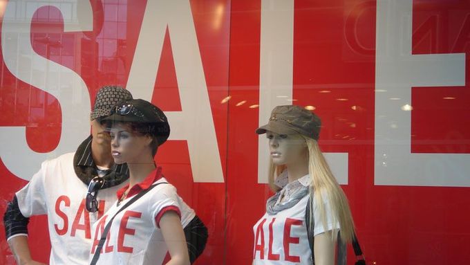 Zanedlouho vypukne v obchodech s módou další vlna slev. Zvedne zájem Čechů o oblečení?