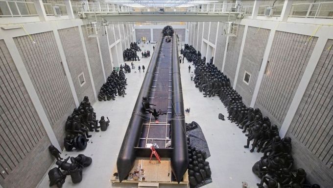 Čínský umělec Aj Wej-wej pro Prahu vytvořil obří dílo. Člun s uprchlíky měří sedmdesát metrů