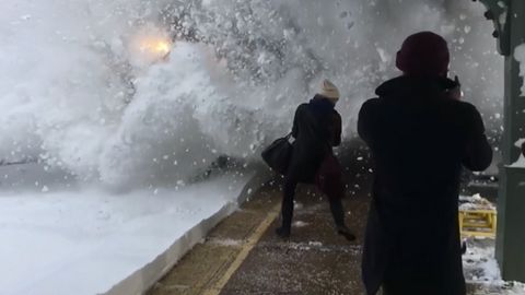 Vlak vjel na stanici plnou sněhu. Cestující, kteří si to chtěli natočit, zaskočilo "bílé tsunami"