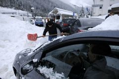 Sněžení komplikuje dopravu v Evropě. Itálie hlásí záplavy, v Alpách hrozí pády lavin