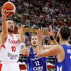 basketbal, MS 2019, Česko - Turecko, čeští basketbalisté Ondřej Balvín (12) a Vojtěch Hruban se pokouší ubránit Meliha Mahmutoglua