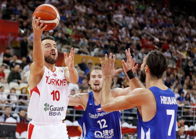 basketbal, MS 2019, Česko - Turecko, čeští basketbalisté Ondřej Balvín (12) a Vojtěch Hruban se pokouší ubránit Meliha Mahmutoglua