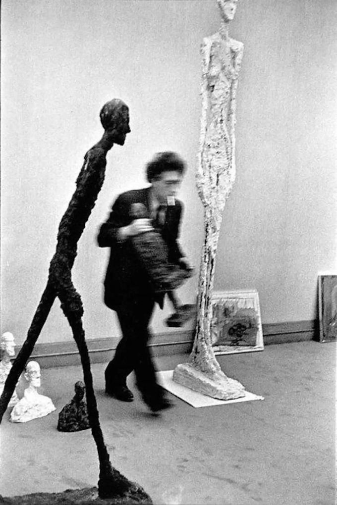 Alberta Giacomettiho v jeho ateliréu zachytil slavný fotograf Henri Cartier-Bresson.