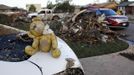 A teddy bear salvaged from the rubble of a tornado-destroyed home sits on the boot of a vehicle, in Moore, Oklahoma May 21, 2013. Rescuers went building to building in search of victims and thousands of survivors were homeless on Tuesday after a massive tornado tore through the Oklahoma City suburb of Moore, wiping out whole blocks of homes and killing at least 24 people. REUTERS/Rick Wilking (UNITED STATES - Tags: DISASTER ENVIRONMENT) Published: Kvě. 22, 2013, 1:51 dop.