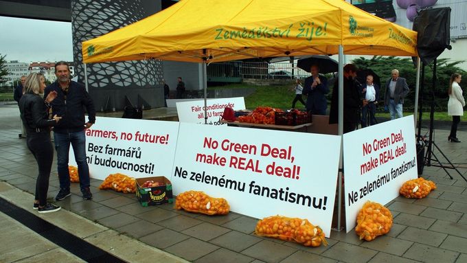 Čeští zemědělci protestovali v září 2022 u Kongresového centra v Praze, kde právě zasedali unijní ministři zemědělství a rybolovu, proti dotační politice vlády a EU.