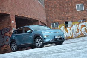 Elektroauto vs. zima jak z ruského filmu. Ujede Hyundai Kona do zásuvky aspoň 100 km?