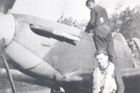 Rok 1941 - stíhač Miroslav Liškutín ve službě u britské 145. peruti Královského vojenského letectva (RAF). Snímek je z osobního archivu Jiřího Rajlicha.