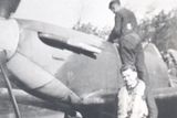 Rok 1941 - stíhač Miroslav Liškutín ve službě u britské 145. peruti Královského vojenského letectva (RAF). Snímek je z osobního archivu Jiřího Rajlicha.