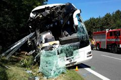 Německý autobus ve Švýcarsku narazil do dopravního značení, 13 lidí je zraněných