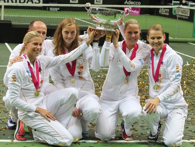 České tenistky slaví vítězství ve Fed Cupu 2012 nad Srbkami.