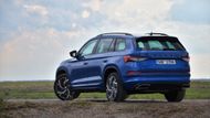 Místo biturbo dieselu ji ale nově pohání benzinový motor o výkonu 180 kilowattů. Podobný motor dnes ve stejné třídě nabízí jen koncern. Kromě Kodiaqu ho lze mít i v příbuzných VW Tiguan Allspace a Seatu Tarraco. Oba se dají i díky o něco horší výbavě pořídit levněji.