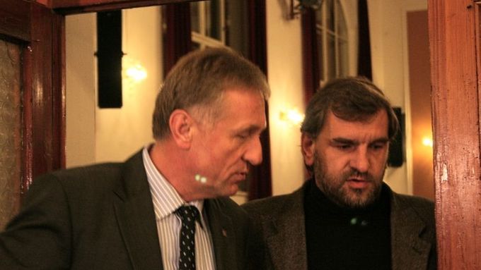 Poslanec Tomáš Hasil s předsedou Mirkem Topolánkem na krajském kongresu ODS v Liberci před krajskými volbami