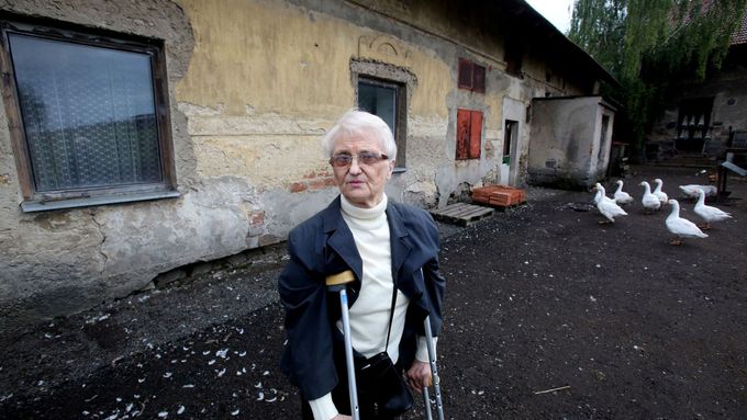 Zdena Mašínová na statku v Lošanech, který byl rodině vrácen až po šedesáti letech.