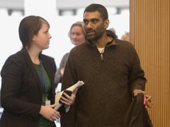 Šéf hnutí Greenpeace Kumi Naidoo míří k soudu v Hamburku.
