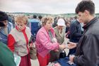 Sovětští proletáři shánějí džíny na černém trhu. Vyšel Updikeův sarkastický román