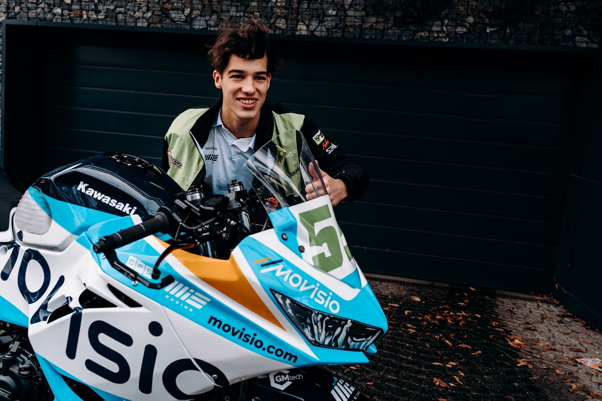 Oliver König pózuje s Kawasaki týmu Orelac Racing, s níž pojede MS superbiků sezoěn 2022