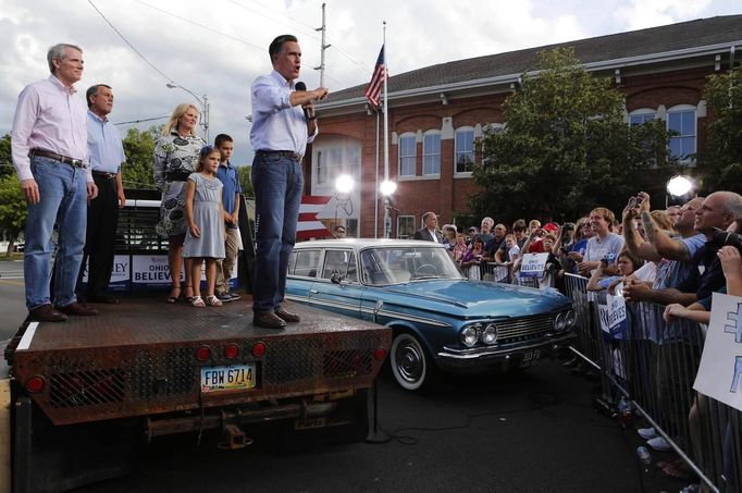 RNPS IMAGES OF THE YEAR 2012 - U.S. Republican presidential candidate Mitt Romney speaks outside K's Hamburger Shop while standing on a flatbed truck parked next to a 1961 Rambler classic car in Troy, Ohio, June 17, 2012. Romney had been on a campaign bus tour since Friday for a five-day road trip through six battleground states. Joining him are (L-R): Senator Rob Portman (R-OH), Speaker of the House John Boehner and Romney's wife, Ann. REUTERS/Larry Downing (UNITED STATES - Tags: POLITICS ELECTIONS TPX IMAGES OF THE DAY) Published: Pro. 5, 2012, 10:58 odp.