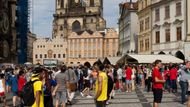 Zmizely plynové kandelábry pouličního osvětlení i Mariánský sloup. Naopak přibyly davy turistů, zahrádky a stánky.