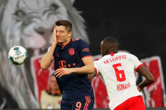 Soccer Football - Bundesliga - RB Leipzig v Bayern Munich - Red Bull Arena, Leipzig, Germany - September 14, 2019  Bayern Munich's Robert Lewandowski reacts  REUTERS/Fabr