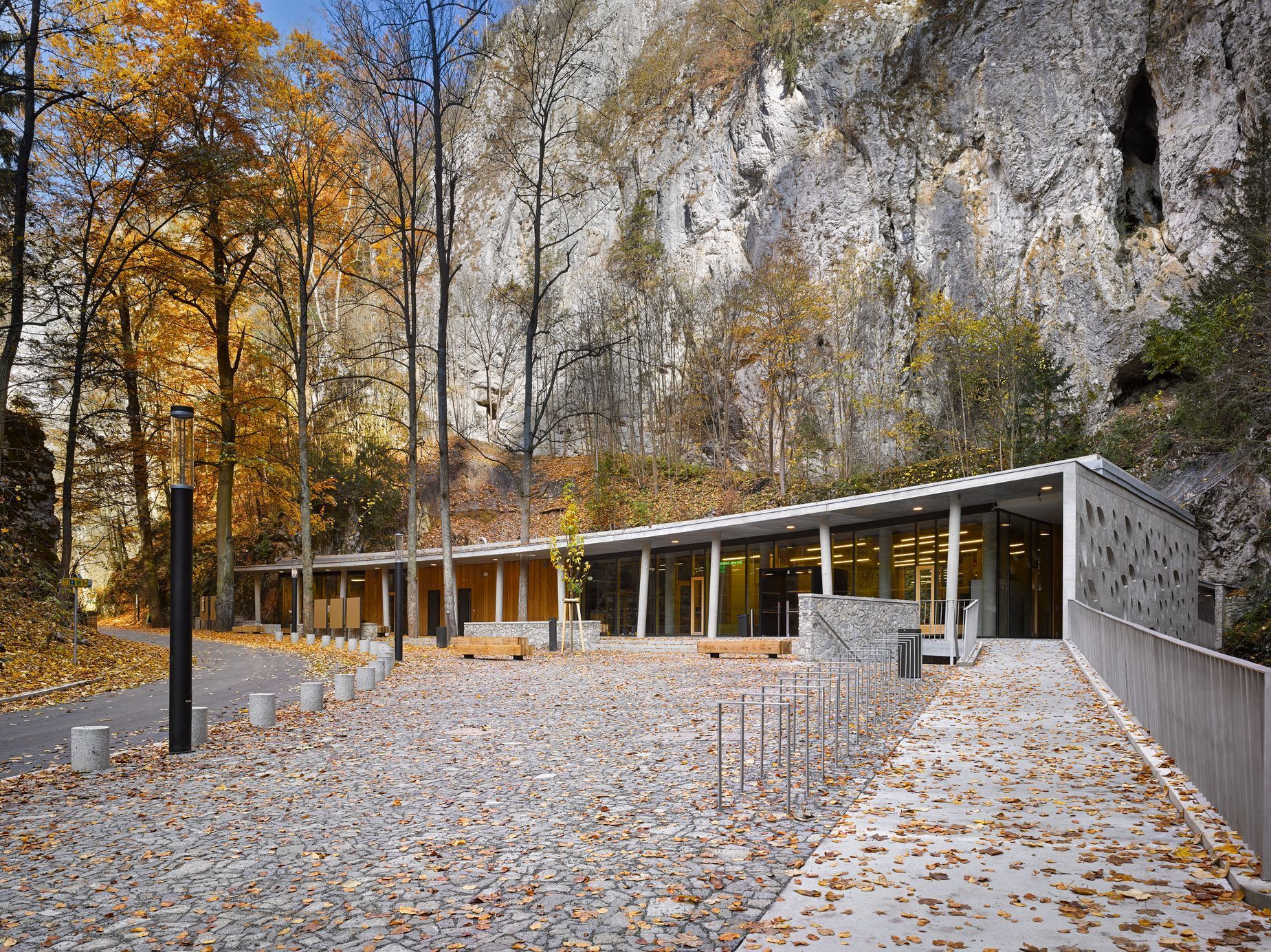 Vstupní budova areálu Punkevních jeskyní v Moravském krasu / Architektonická  kancelář Burian-Křivinka