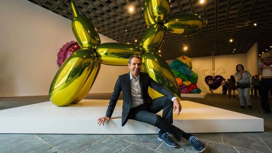 Jeff Koons s jedním ze svých "balonových psů".