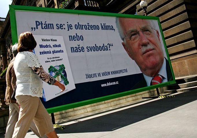 Naproti kavárně Slávia - hned vedle Národního divadla stoji provizorní billboard s reklamou na prezidentovu knihu.