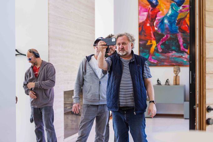 Jan Hřebejk s filmovým štábem při natáčení nového seriálu Na tělo.