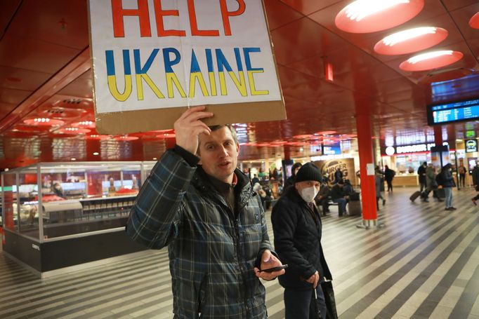 Ozvěny válečného konfliktu na Ukrajině na Hlavním nádraží v Praze, kde funguje rovněž asistenční výpomoc pro uprchlíky z Ukrajiny.