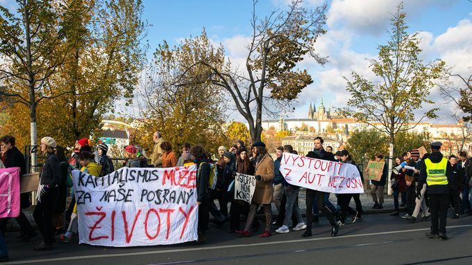 Studenti z Univerzit za klima 17. listopadu pochodovali Prahou.
