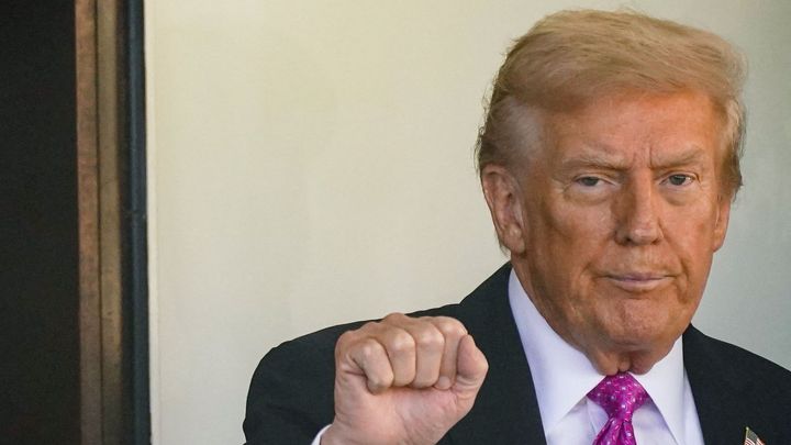 Aby vůbec bylo na výplaty vojáků. Milionový dolarový dar Trumpova "anonyma"