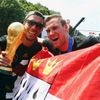 Lukas Podolski a Kevin Grosskreutz slaví s fanoušky titul z MS 2014