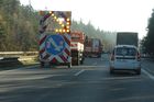 Na dálnici D1 u Nového Jičína prorazil kamion svodidla. Provoz tři hodiny stál