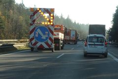 Na dálnici D1 u Nového Jičína prorazil kamion svodidla. Provoz tři hodiny stál